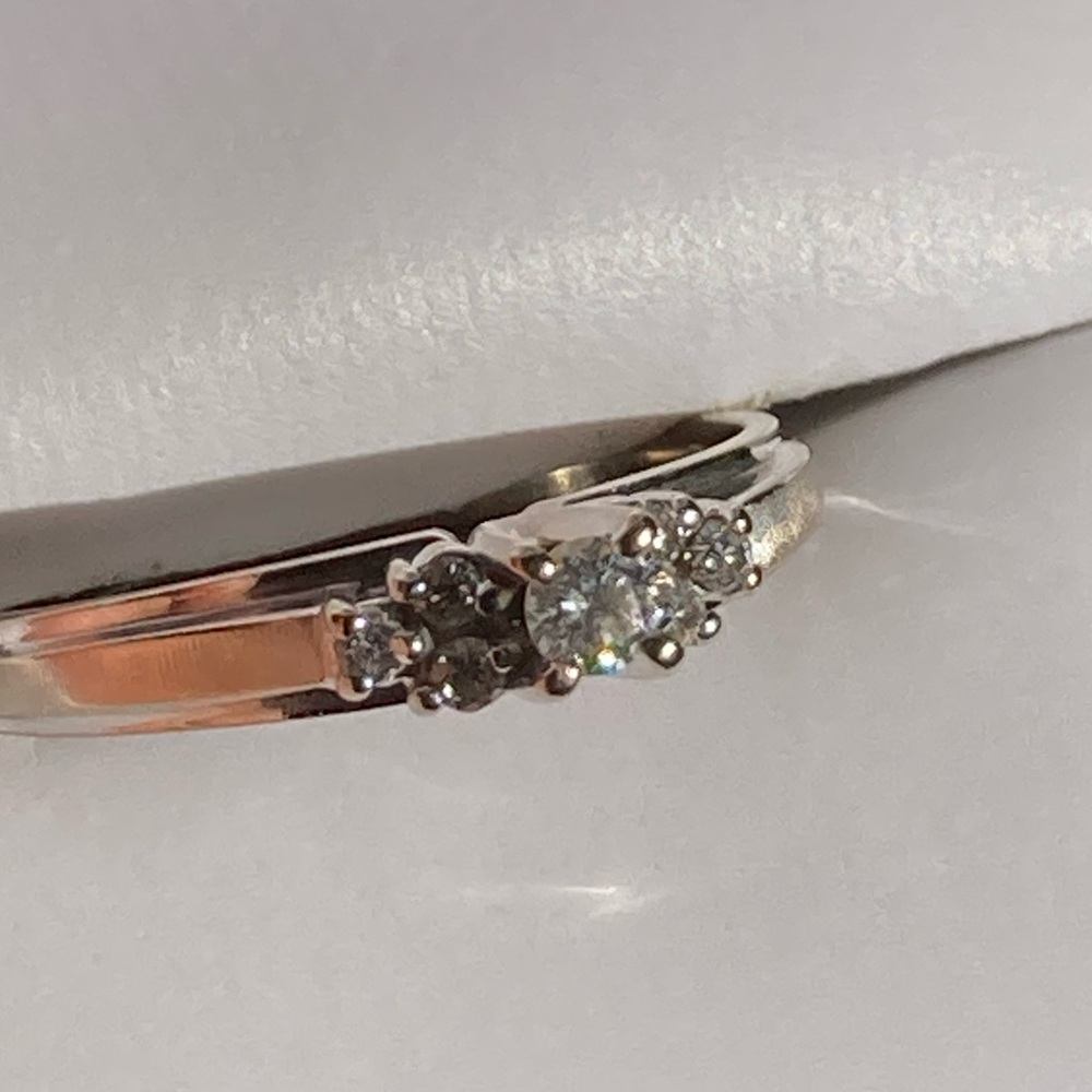 14k Elegant white gold  Diamond Ring - Picture 5 of 11